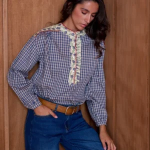 Blusa de cuadros con detalles